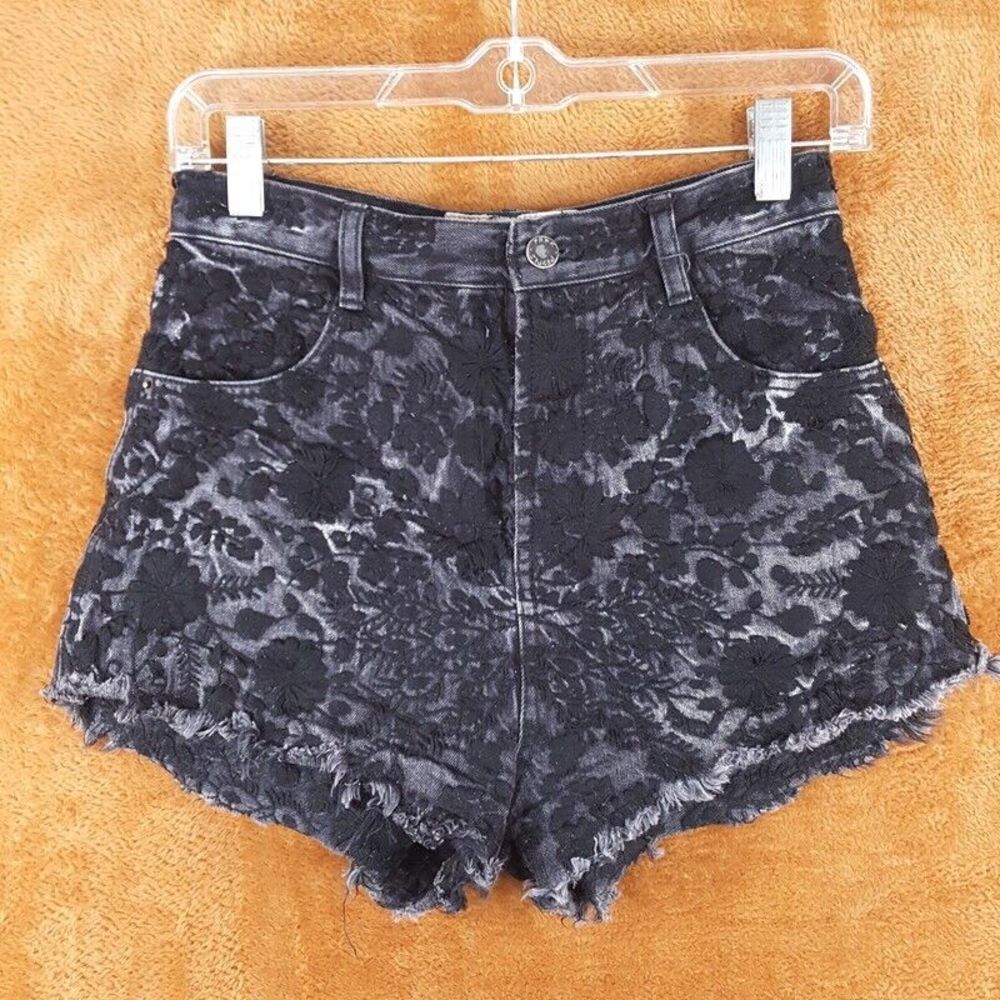 FREE PEOPLE Womens Shorts Size 26 Black Gray Cut Off Floral Embroidered Jean